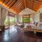 Villa Rubina - Luxury Pool Villa in Batu Belig Next to the Beach!
