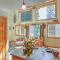 Bright Klamath Falls Cabin with Deck and Mtn Views! - 克拉马斯福尔斯