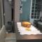 QUARTO TOP no CENTR0 com Cama Box de casal - acomoda até 2 pessoas - Home Office - WIFI - Smart TV com Apps Youtube - Cozinha - banheiro - Sala de Estar - Apto compartilhado com Anfitriões experientes em hospedar - Superhost no BnB 5 estrelas - 克里西玛