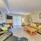 Family-Friendly Wildwood Townhome about 3 Mi to Beach