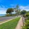 Modern Beach Front Apartment - Airlie Beach