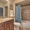 Walk to Beach Lavish Resort Escape in Galveston! - 加尔维斯敦