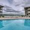 Private Deck and Community Perks Lake Ozark Condo - بحيرة أوزارك
