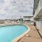 Virginia Beach Studio with Balcony and Pool View! - 弗吉尼亚海滩