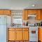 Cozy Hampton Cottage - Walk to Beaches and Marina!