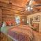 Inn the Woods Family Cabin with Hot Tub and Fire Pit - ويمبيرلي