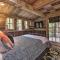 Inn the Woods Family Cabin with Hot Tub and Fire Pit - ويمبيرلي
