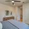 Walk to Lake Austin Spacious Getaway with Patio