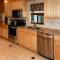 Lakefront Home with Game Room, Kayaks, and Fire Pit - ليك بلاسيد