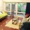 Habitación en casa con gran jardín