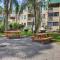 Beach and Pool Access Colorful Hilton Head Condo! - جزيرة هيلتون هيد