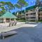 Beach and Pool Access Colorful Hilton Head Condo! - جزيرة هيلتون هيد
