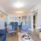 Host Wise - Trendy Bright Flats with Jacuzzi - 5 min Beach