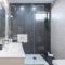 Host Wise - Trendy Bright Flats with Jacuzzi - 5 min Beach