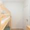 Host Wise - Trendy Bright Flats with Jacuzzi - 5 min Beach