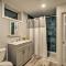 Marthas Vineyard Apt about 1 Mile to Inkwell Beach! - أوك بلوفس