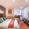 Wenjun Courtyard Hotel ---5 mins walk from Tonghuimen metro station, near Tianfu square, close by culture park and Sichuan opera house, English speaking service, local tours