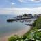Stylish flat in central Tenby & free parking
