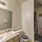 Condo with Pool Access, 5 Mi to Tempe Diablo Stadium - 坦培