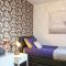 Perfect Central City Location - Parking - 3 Beds - 2 Bedrooms