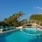 Villa Coral Bay View, walking distance to the beach!