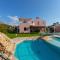Villa Coral Bay View, walking distance to the beach!