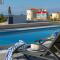 Villa Marlene, walking distance to Coral Beach!