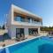 Villa Marlene, walking distance to Coral Beach!