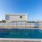 Villa Marlene, walking distance to Coral Beach!