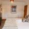 Lions Den - Zoo Accommodation Chester - Честер