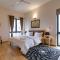 Hostie Eshana - Stylish 2BHK Duplex apt near Golf Course Road - Gurgáon