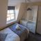 Ocean Apartment, 50 yds to Beach, Sleeps 10 - 韦茅斯