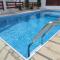 Modern villa, 4 bedrooms, private pool, close to Coral bay strip