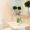 2 Bedroom 2 Bathroom Apartment in Central Milton Keynes with Free Parking and Smart TV - Contractors, Relocation, Business Travellers