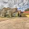 Quiet Rental with Balcony 14 Mi to Downtown Houston