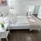 Sleek Minimalist Studio at Inner City - 布达佩斯