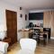 E14, Forest View Apartments, Deposit required to confirm booking