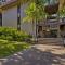Kona Condo with View, Walk to Beach and Restaurants Kona Condo with View, Walk to Beach and Restaurants