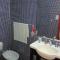 Monoambiente con baño privado y cocineta dentro de casa