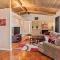 Mid-century Home 2 miles to UF, Downtown, and Shands Plus Walk to Coffee Culture, Planet Fitness and Alfred A Ring Park