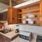 Mid-century Home 2 miles to UF, Downtown, and Shands Plus Walk to Coffee Culture, Planet Fitness and Alfred A Ring Park