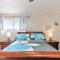 Mid-century Home 2 miles to UF, Downtown, and Shands Plus Walk to Coffee Culture, Planet Fitness and Alfred A Ring Park