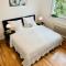 Bild Direkte Uninähe: Ferienwohnung mit großem Doppelbett, Küchenzeil