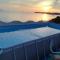 Casa con piscina e vista mare dal giardino