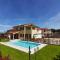 Complex of 2 villas Olivia-Aurora with 2 private pools for up to 20 persons only 200m from the beach - Баньоле