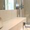 SEA VIEWS, beachside apartment with balcony - 圣梅尔林