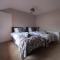 Large House - Contractors & Families & Private Parking