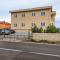 Simplistic Apartment in Neviđane with Balcony - Neviđane