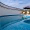 Urban Villa With Private Pool - Podstrana
