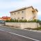 Simplistic Apartment in Neviđane with Balcony - Neviđane